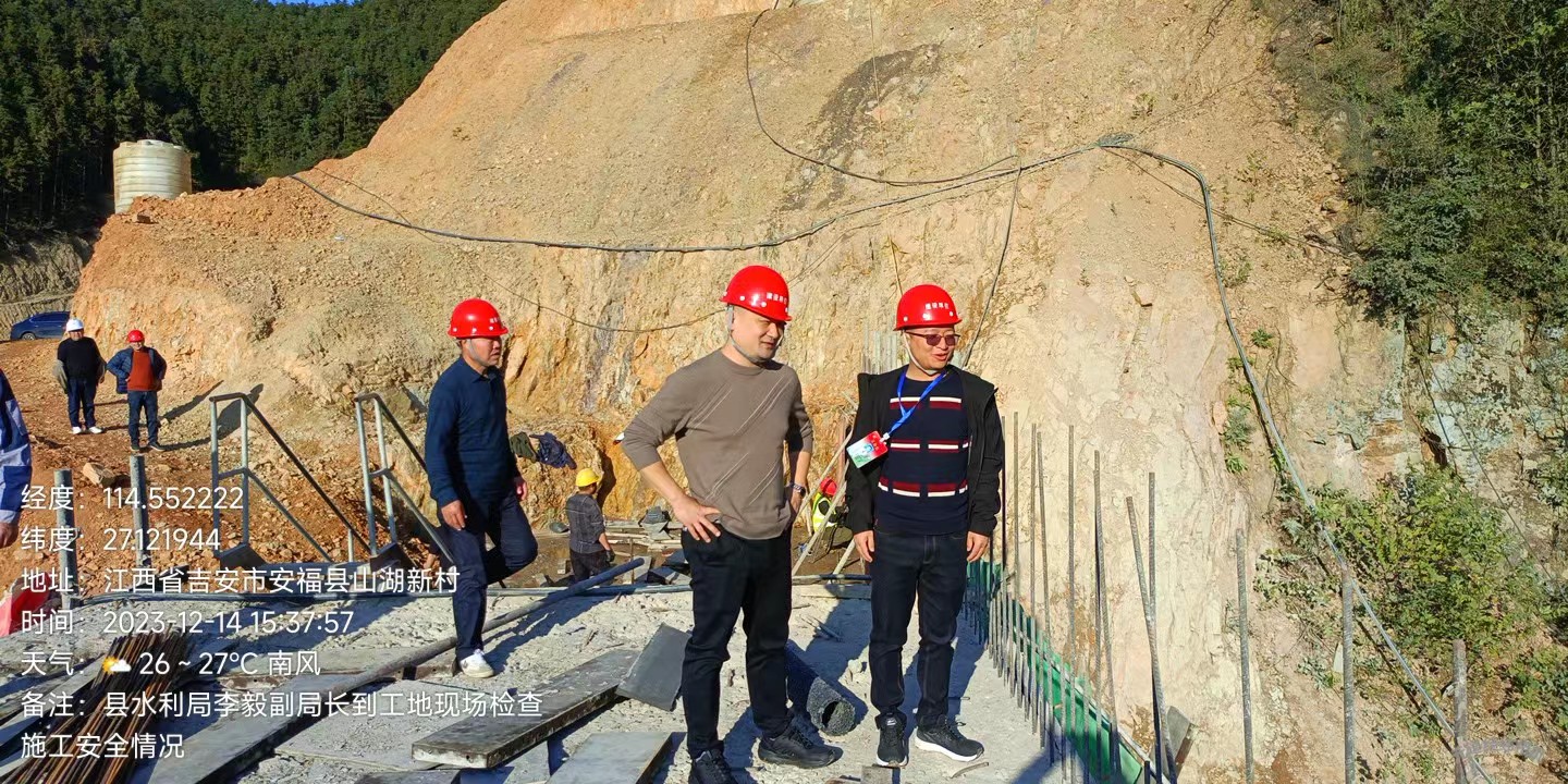 安?？h水利局安全檢查組成員在神口水庫(kù)進(jìn)行檢查